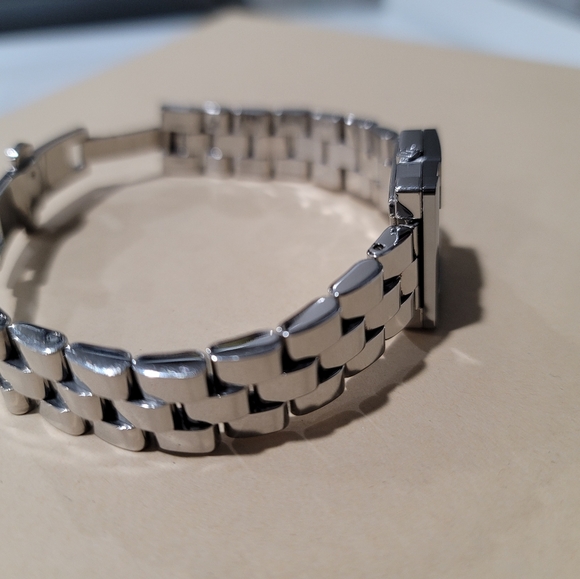 Gucci Ladies G Bezel Silver Dial Stainless Watch - Picture 16 of 16